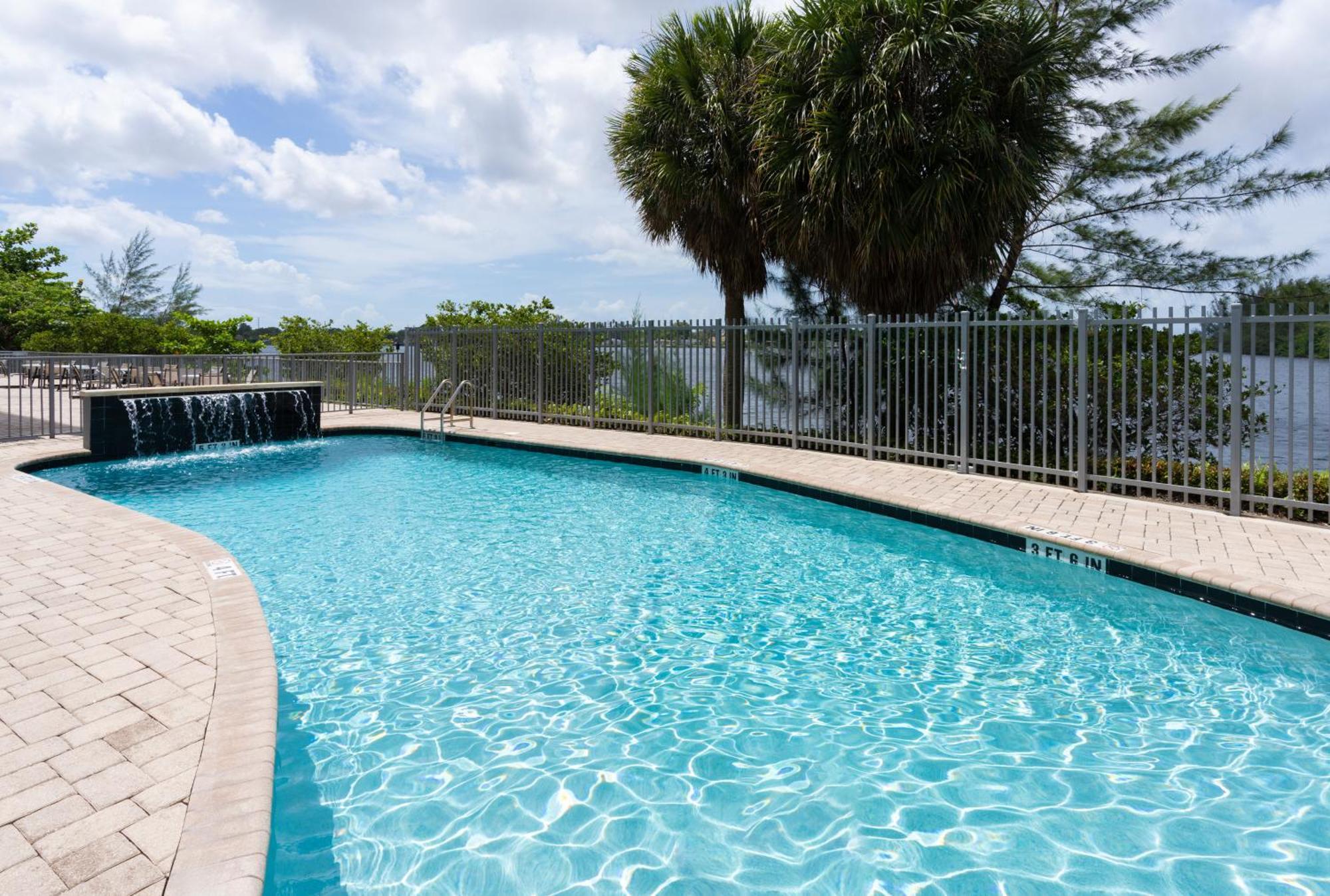 Holiday Inn Express Miami Airport-Blue Lagoon Area, An Ihg Hotel Exterior photo